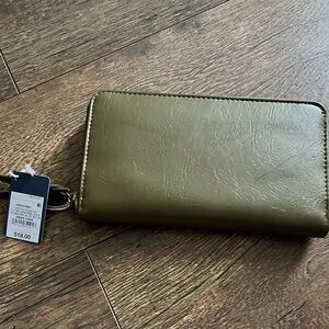 Universal Thread Olive Wallet